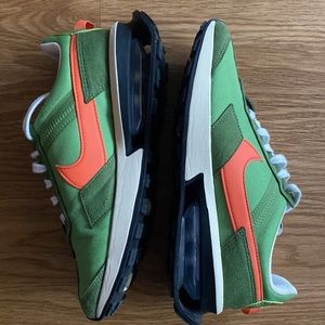 Nike Daybreak Men’s 6 / Women’s 7.5
Like new, tried on, never worn out of house.
